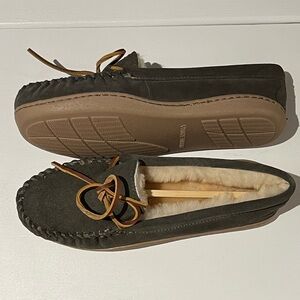 Never Worn Minnetonka Sheepskin Moccasin Slippers, Size 8 Womens in Grey